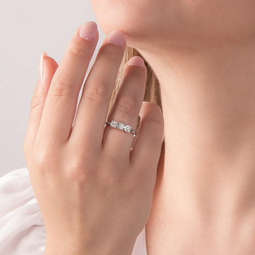 Anello Mirco Visconti Trilogy Oro Bianco 18kt Diamanti 0,17ct indossato