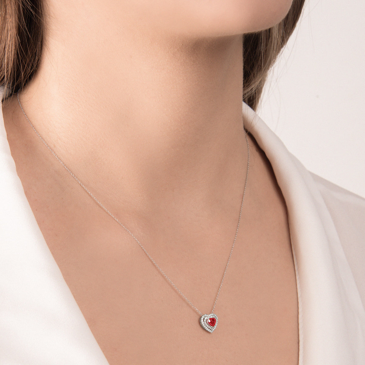 Girocollo Mirco Visconti Oro Bianco 18kt Rubino Cuore indossato