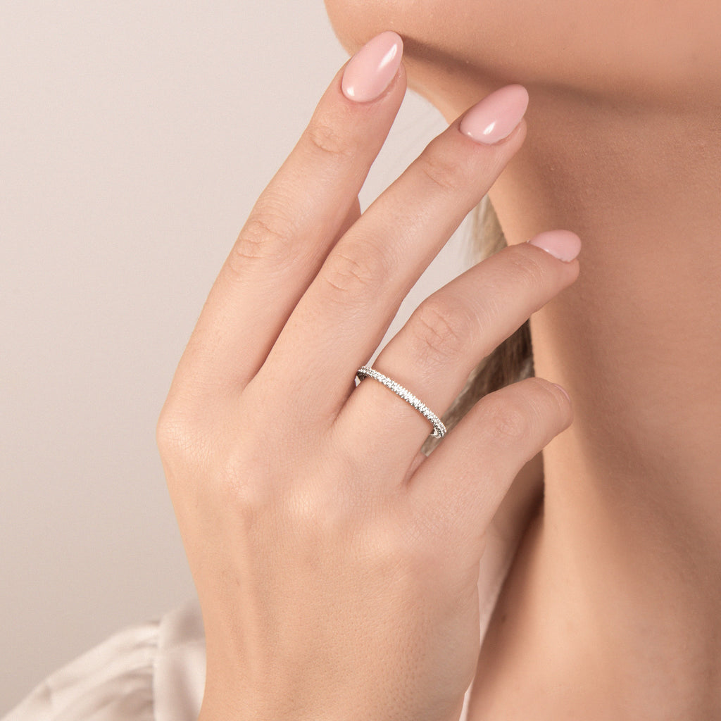 Anello girodito Mirco Visconti in oro bianco con diamanti 0,23 ct indossato