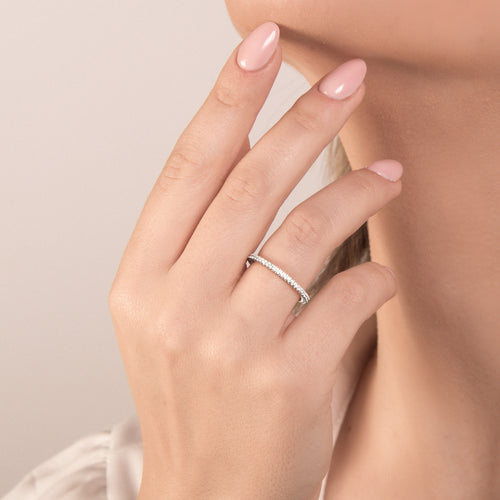 Anello girodito Mirco Visconti in oro bianco con diamanti 0,23 ct indossato
