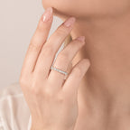 Anello girodito Mirco Visconti in oro bianco con diamanti 0,92 ct indossato