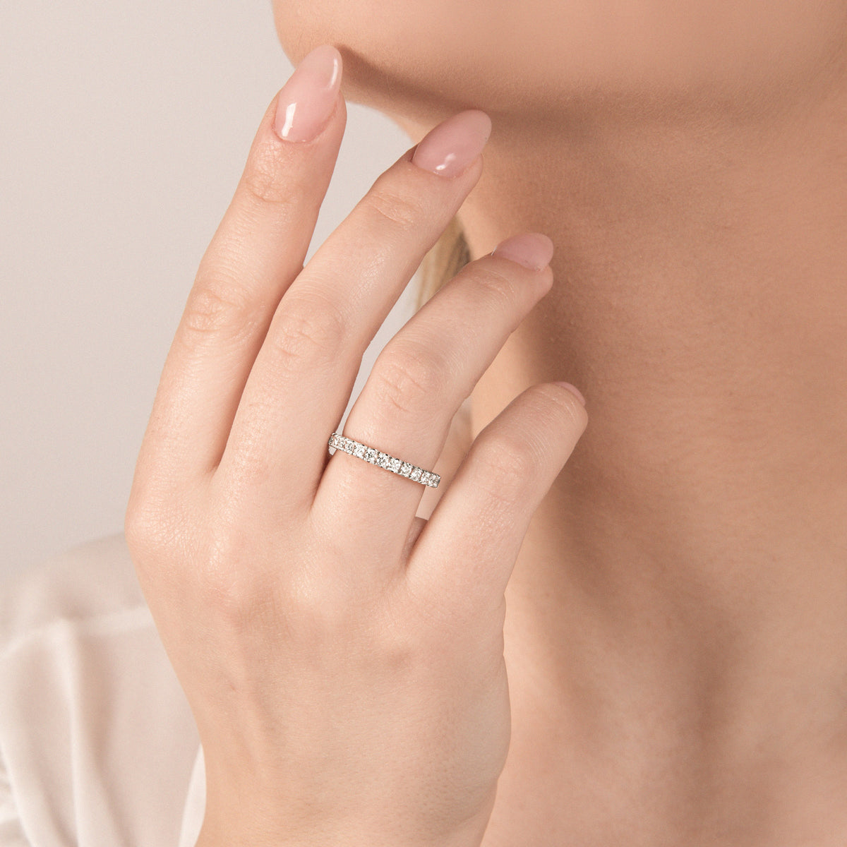 Anello girodito Mirco Visconti in oro bianco con diamanti 0,92 ct indossato