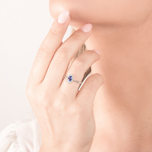 Anello Mirco Visconti Oro Bianco 18kt Zaffiro Ovale e Diamanti indossato