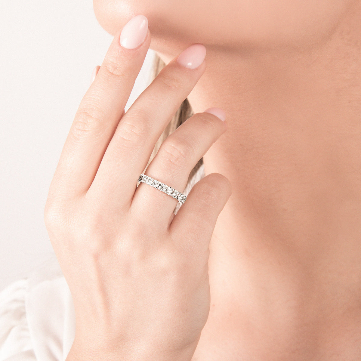 Anello girodito Mirco Visconti in oro bianco con diamanti 1,52 ct indossato