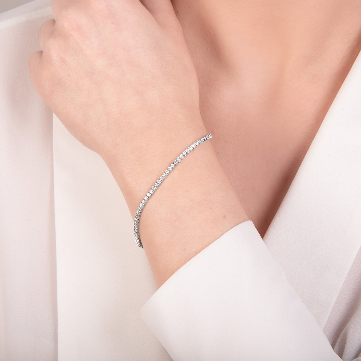 Bracciale tennis Mirco Visconti in oro bianco con diamanti 1,19 ct indossato al polso