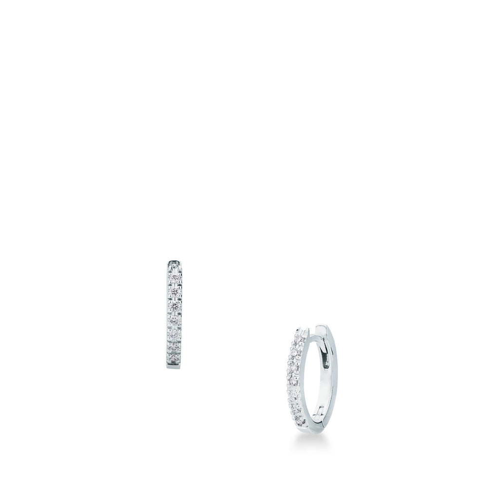 Orecchini Mirco Visconti a cerchio ovale piccolo in oro bianco 18 kt con una fila di diamanti da 0,15 ct, visti di fronte e di lato