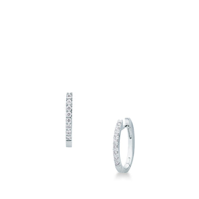 Orecchini Mirco Visconti a cerchio ovale in oro bianco 18 kt con una fila di diamanti da 0,18 ct, visti di fronte e di lato con la chiusura a scatto