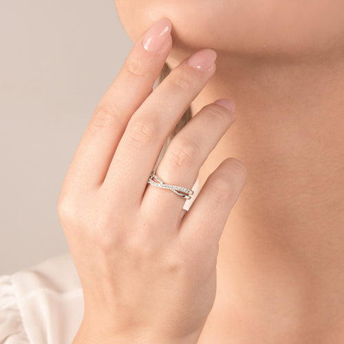 Anello Mirco Visconti Incrocio Fascia Sottile Oro Bianco 18kt Diamanti 0,08ct indossato