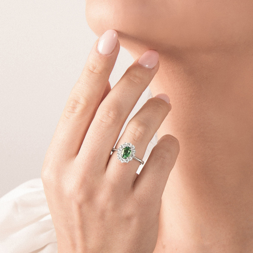 Anello Mirco Visconti Oro Bianco 18kt Diamanti e Smeraldo indossato