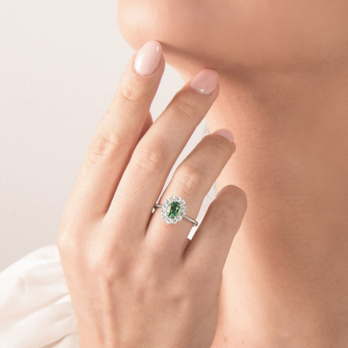 Anello Mirco Visconti Oro Bianco 18kt Diamanti e Smeraldo indossato