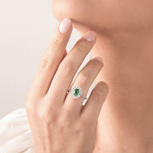Anello Mirco Visconti Oro Bianco 18kt Diamanti e Smeraldo indossato