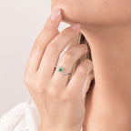 Anello Mirco Visconti Smeraldo e Diamanti indossato
