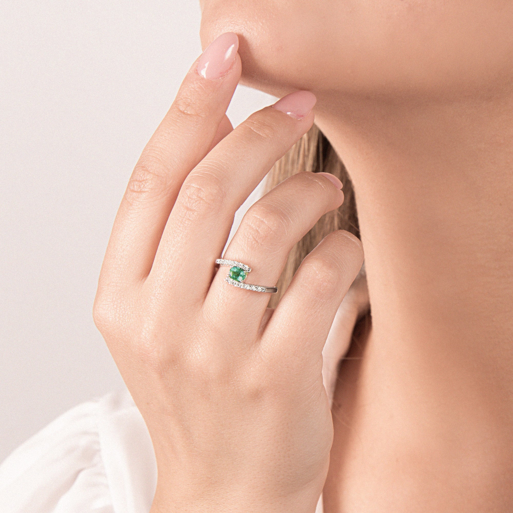 Anello Mirco Visconti Smeraldo e Diamanti indossato