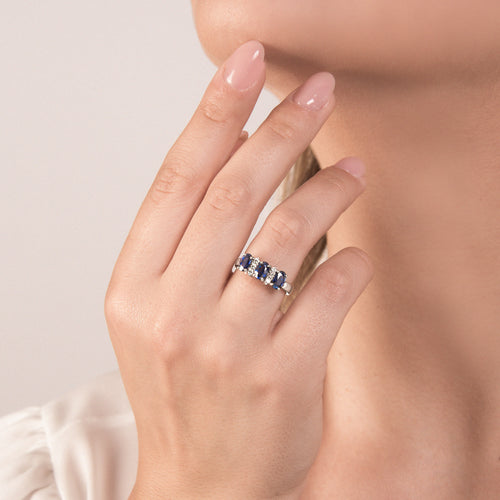 Anello Mirco Visconti Trilogy Zaffiri e Diamanti indossato