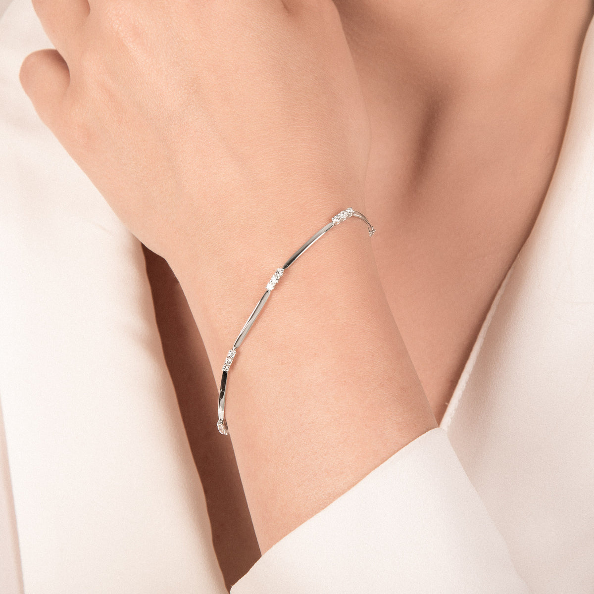 Bracciale Mirco Visconti in oro bianco 18kt con diamanti indossato al polso