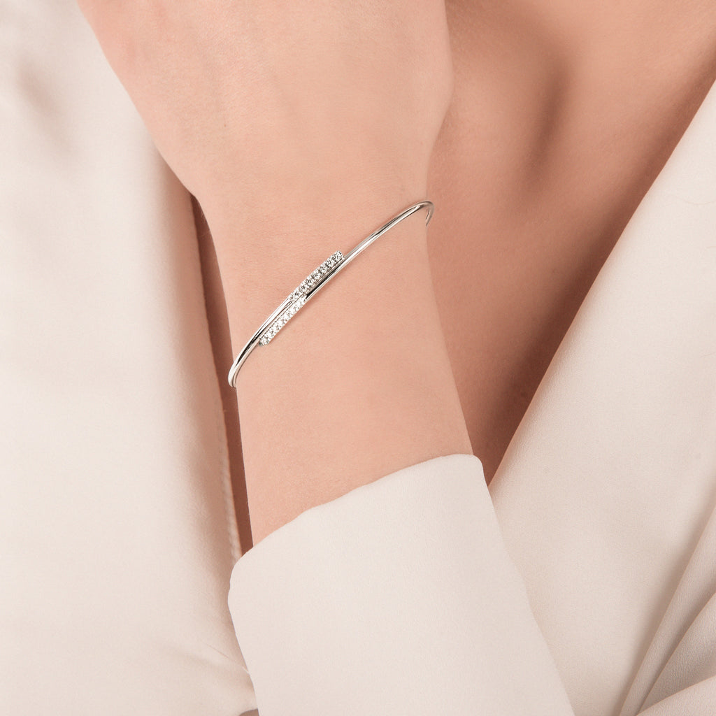 Bracciale rigido Mirco Visconti in oro bianco indossato al polso, con le due file di diamanti affiancate