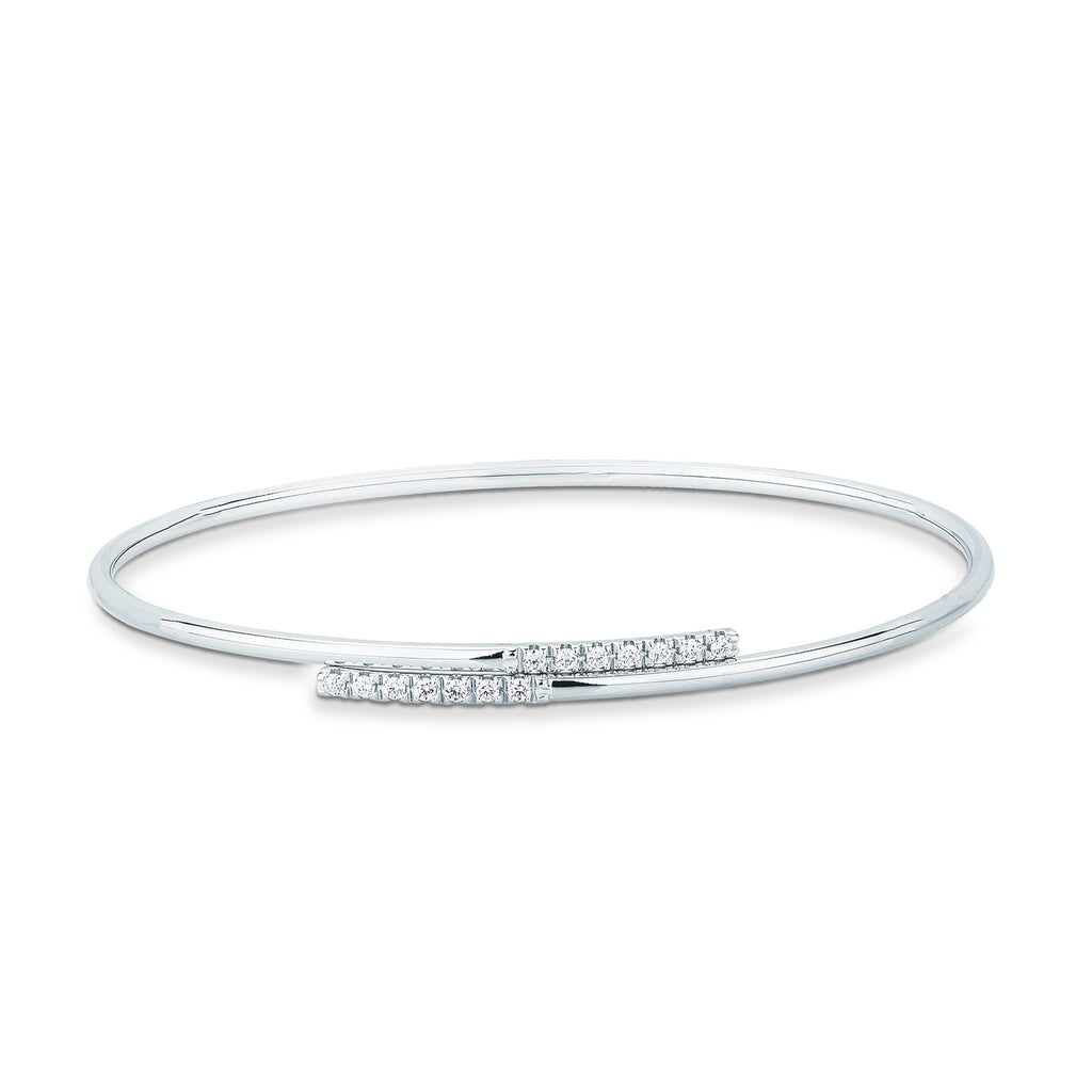 Bracciale rigido aperto Mirco Visconti in oro bianco 18kt con diamanti 0,19 ct sulle due estremità affiancate, su fondo bianco