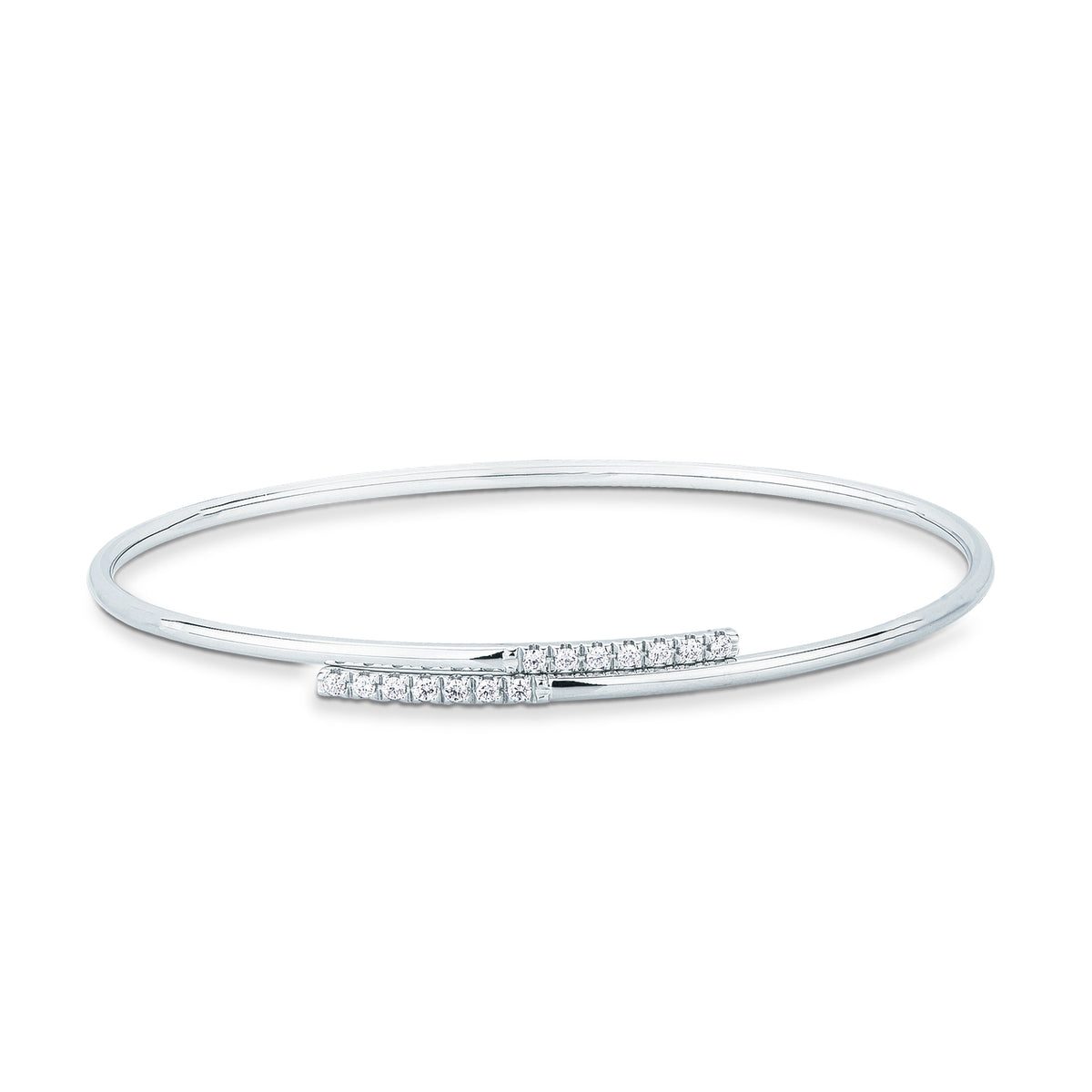 Bracciale rigido aperto Mirco Visconti in oro bianco 18kt con diamanti 0,19 ct sulle due estremità affiancate, su fondo bianco