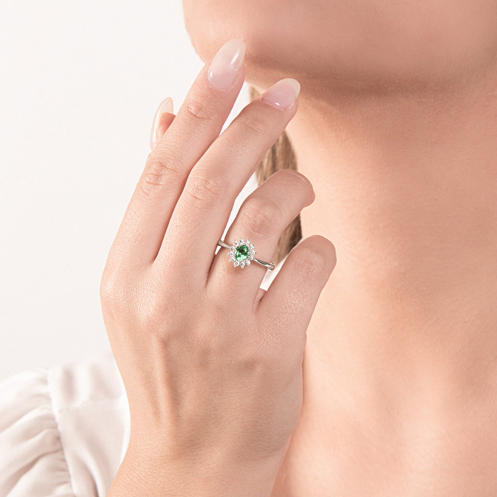 Anello Mirco Visconti Oro Bianco 18kt Diamanti e Smeraldo indossato