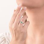 Anello Mirco Visconti Oro Bianco 18kt Diamanti e Smeraldo indossato