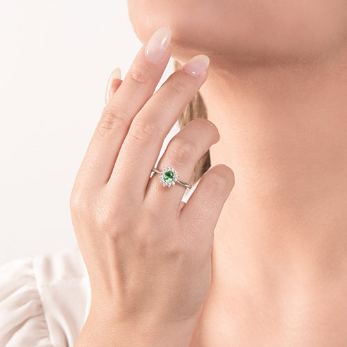 Anello Mirco Visconti Oro Bianco 18kt Diamanti e Smeraldo indossato