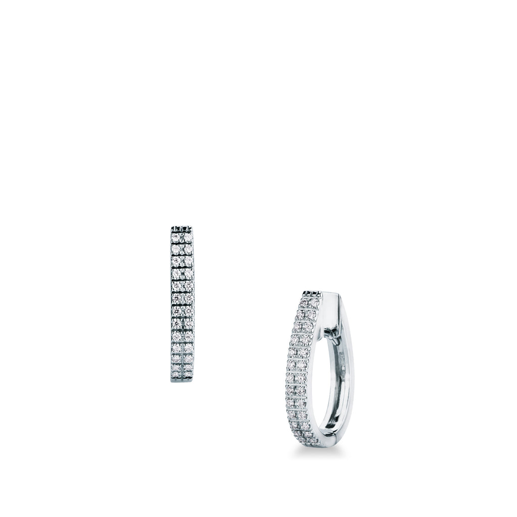 Orecchini Mirco Visconti a cerchio ovale allungato in oro bianco 18 kt con due file di diamanti da 0,21 ct in riquadri, visti di fronte e di lato
