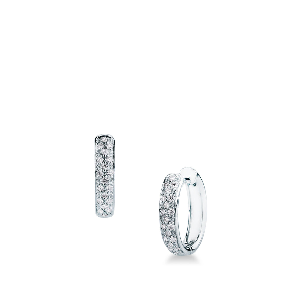 Orecchini Mirco Visconti a cerchio ovale in oro bianco 18 kt con fascia pavé di diamanti da 0,22 ct e bordo liscio, visti di fronte e di lato
