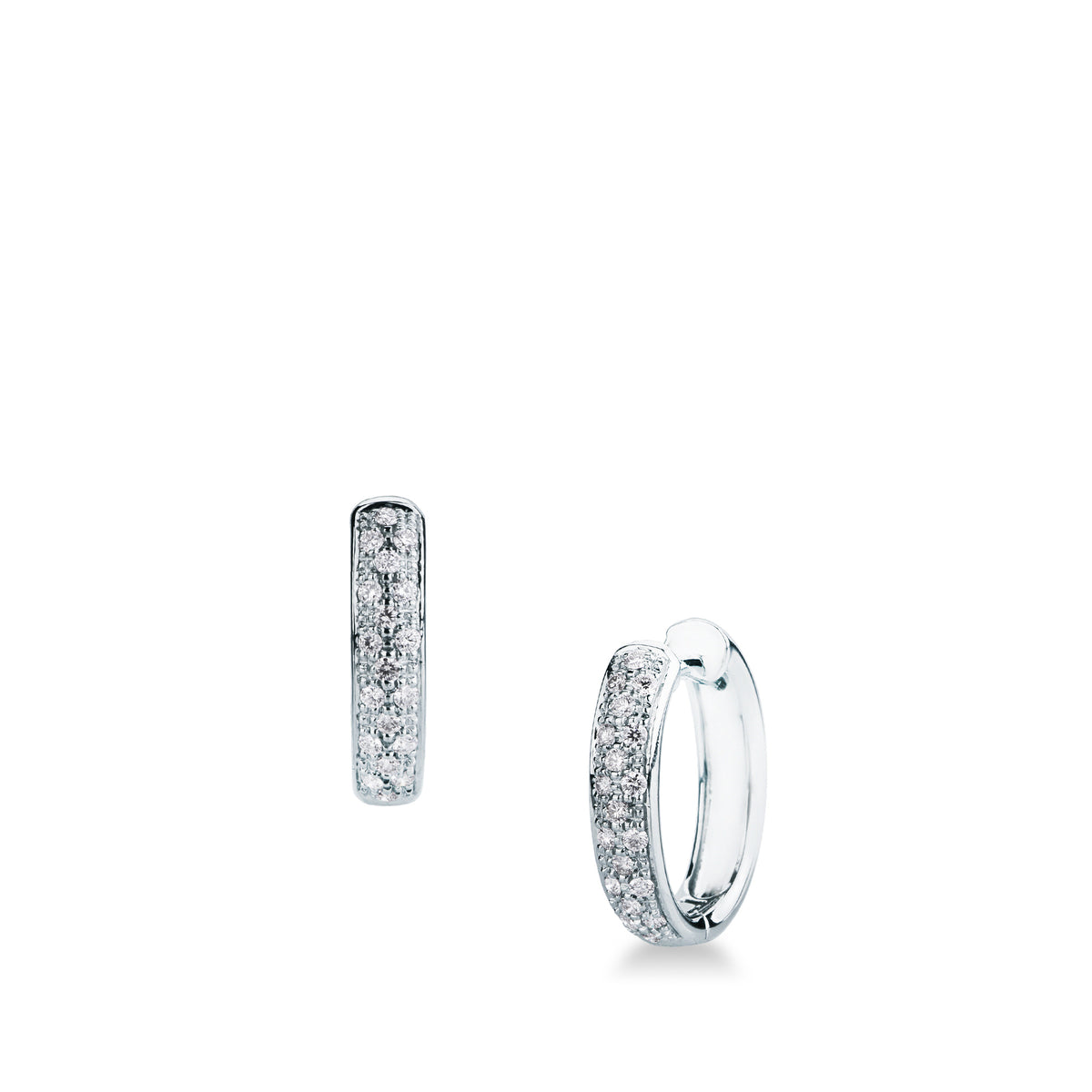 Orecchini Mirco Visconti a cerchio ovale in oro bianco 18 kt con fascia pavé di diamanti da 0,22 ct e bordo liscio, visti di fronte e di lato