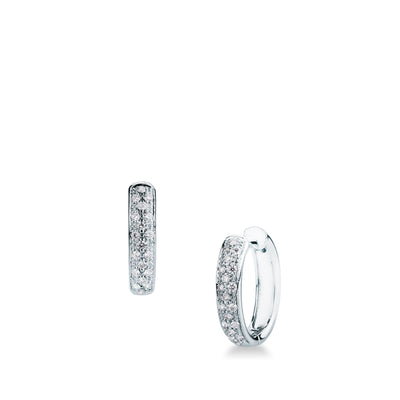 Orecchini Mirco Visconti a cerchio ovale in oro bianco 18 kt con fascia pavé di diamanti da 0,22 ct e bordo liscio, visti di fronte e di lato