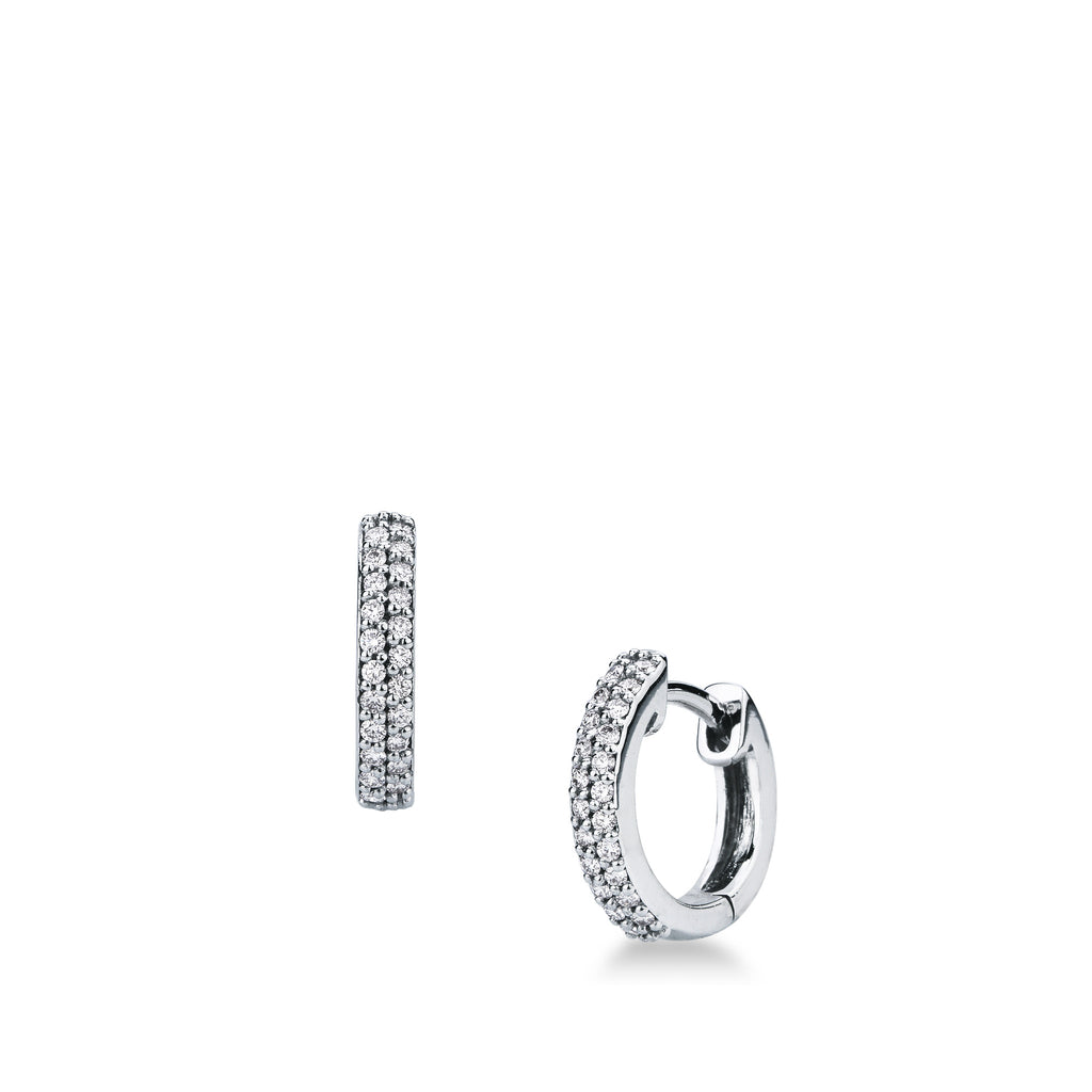 Orecchini Mirco Visconti a cerchietto tondo in oro bianco 18 kt con due file di diamanti da 0,17 ct, visti di fronte e di lato