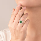 Anello Mirco Visconti Oro Bianco 18kt Smeraldo e Diamanti indossato