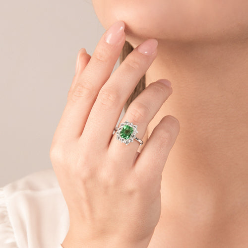 Anello Mirco Visconti Oro Bianco 18kt Smeraldo e Diamanti indossato